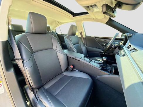 Used 2019 Lexus ES 300h w/ Premium Package image 13