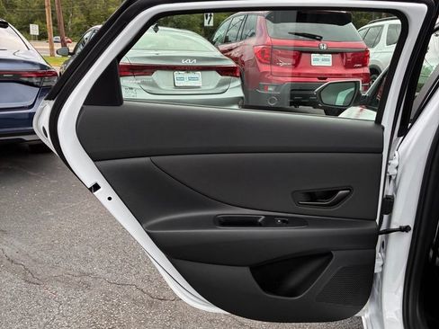 Used 2025 Hyundai Elantra Limited FWD image 23