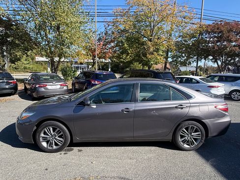 Used 2017 Toyota Camry SE image 4