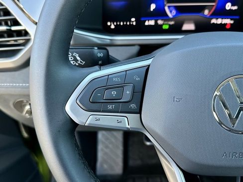 New 2026 Volkswagen Taos SE image 30