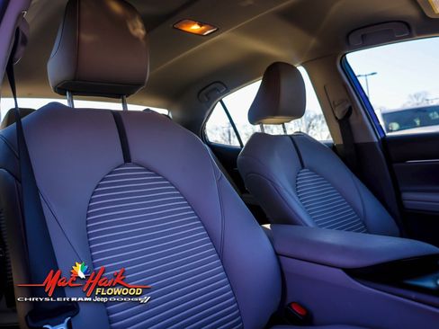 Used 2024 Toyota Camry SE image 12