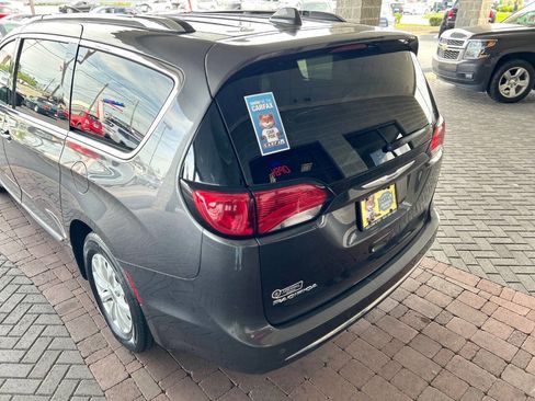 Used 2019 Chrysler Pacifica Touring-L FWD image 16