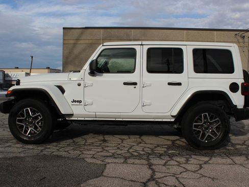 Used 2025 Jeep Wrangler Sahara AWD/4WD image 4