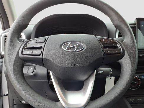 Used 2025 Hyundai Venue SE image 15