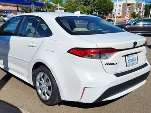 Used 2022 Toyota Corolla LE FWD image 4