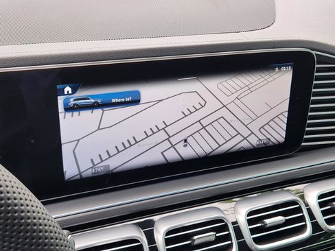 Used 2024 Mercedes-Benz GLS 580 4MATIC image 9