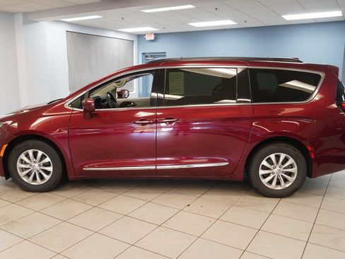 Used 2017 Chrysler Pacifica Touring-L FWD image 2