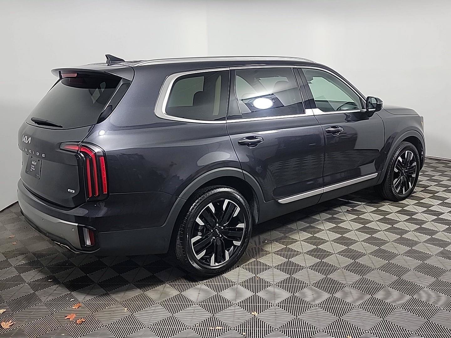 Used 2025 Kia Telluride SX w/ SX Captain's Chair Package AWD/4WD image 4