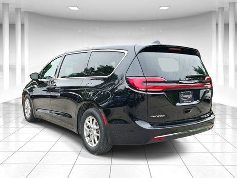 Used 2025 Chrysler Pacifica Select FWD image 5