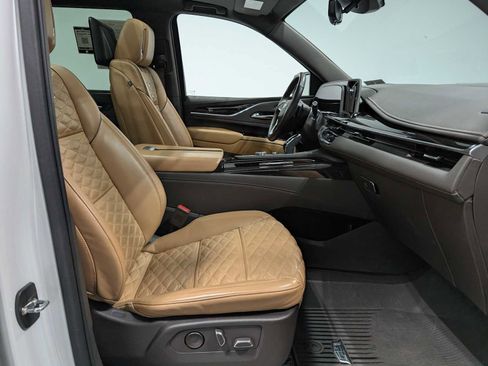 Used 2023 Cadillac Escalade Premium Luxury image 47