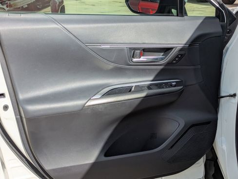 Used 2021 Toyota Venza Limited image 11