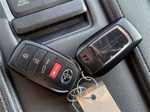 Used 2024 Toyota Grand Highlander Limited image 36