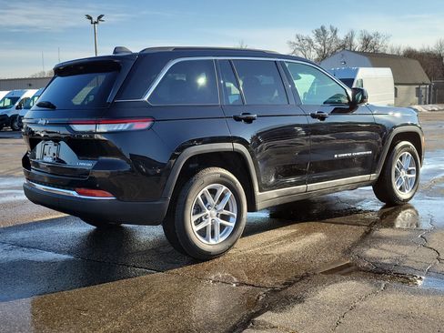 Used 2024 Jeep Grand Cherokee Laredo X image 4