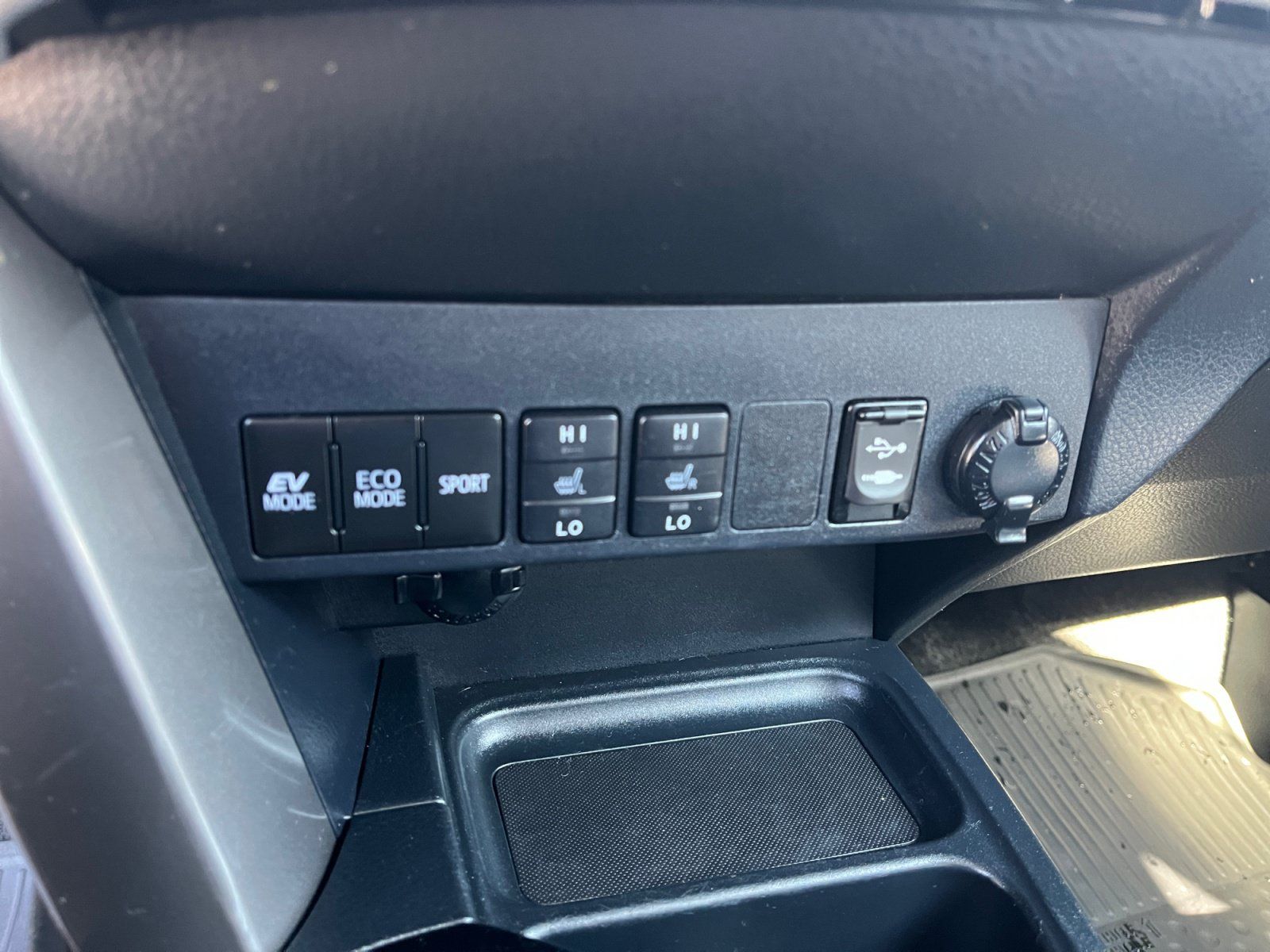 Used 2018 Toyota RAV4 Limited w/ Advanced Technology Package AWD/4WD image 31