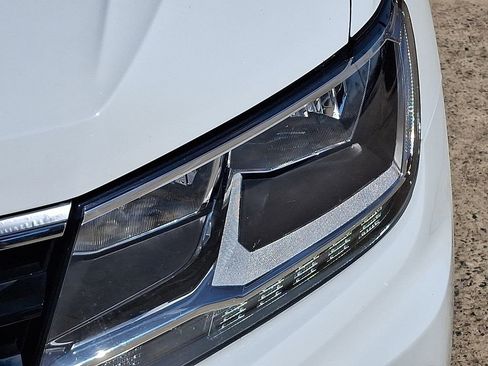 Used 2021 Volkswagen Tiguan SE R-Line image 9