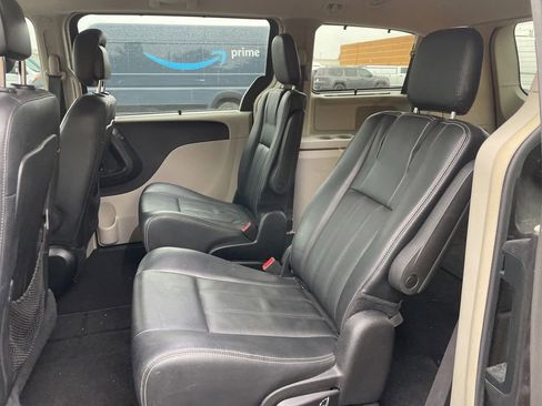 Used 2016 Chrysler Town & Country Touring w/ Driver Convenience Group image 28