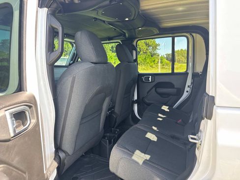 Certified 2025 Jeep Gladiator Sport AWD/4WD image 16