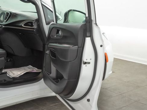 Used 2025 Chrysler Pacifica Select FWD image 16