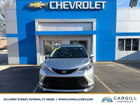 Used 2024 Toyota Sienna XLE image 1