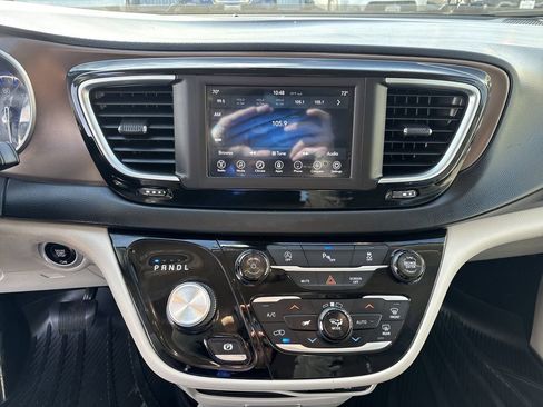 Used 2018 Chrysler Pacifica Touring Plus image 17