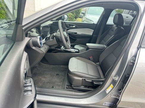 Used 2025 Chevrolet Trax LT image 28