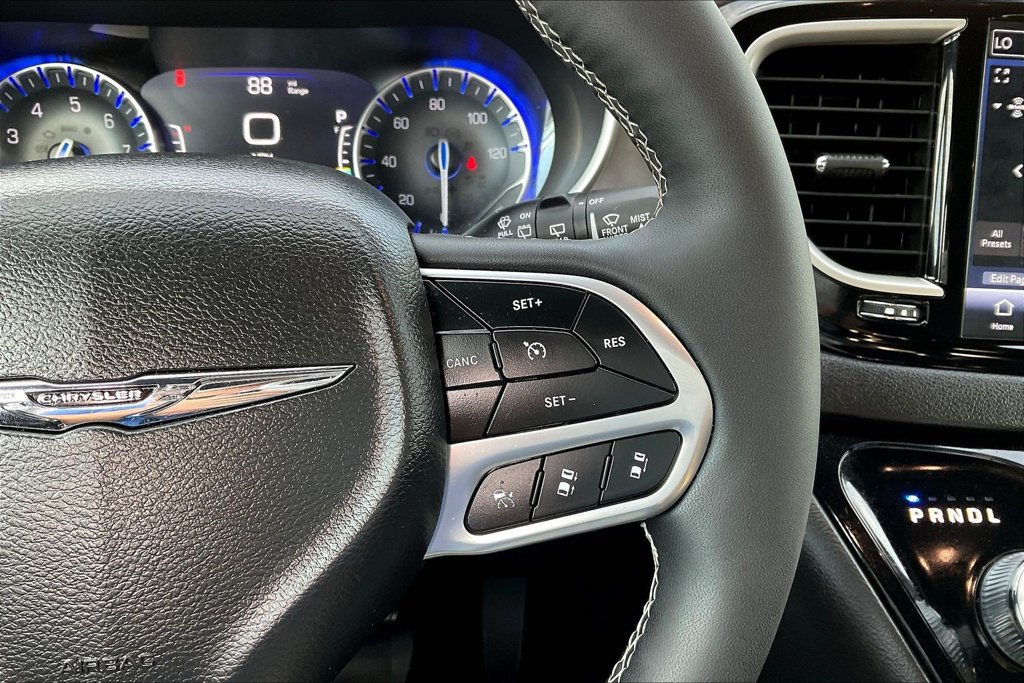 Used 2026 Chrysler Pacifica Select FWD image 11