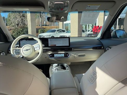 Used 2025 Genesis GV60 RWD image 6