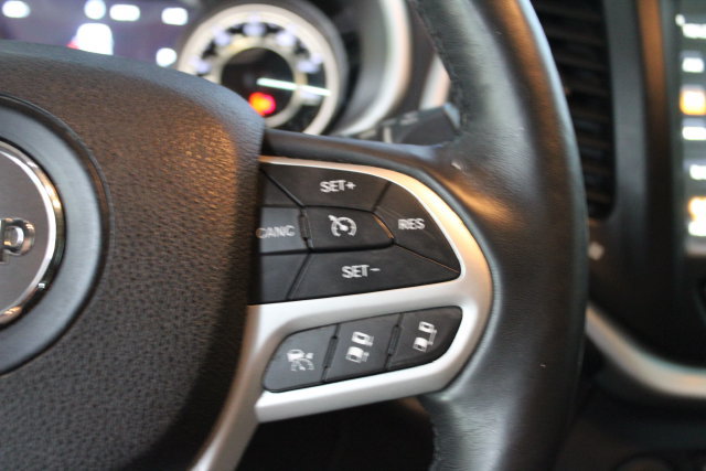 Used 2017 Jeep Cherokee Trailhawk AWD/4WD image 17