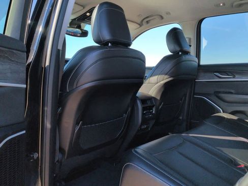 Used 2022 Jeep Grand Cherokee Limited image 18