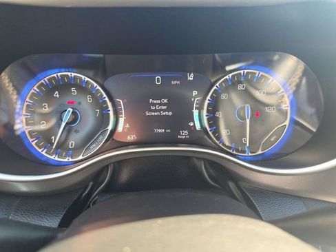 Used 2023 Chrysler Pacifica Touring-L FWD image 16