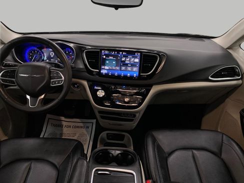 Used 2024 Chrysler Pacifica Touring-L image 21