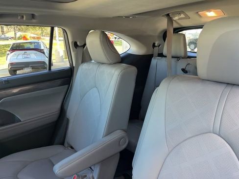 Used 2025 Toyota Highlander Platinum image 22