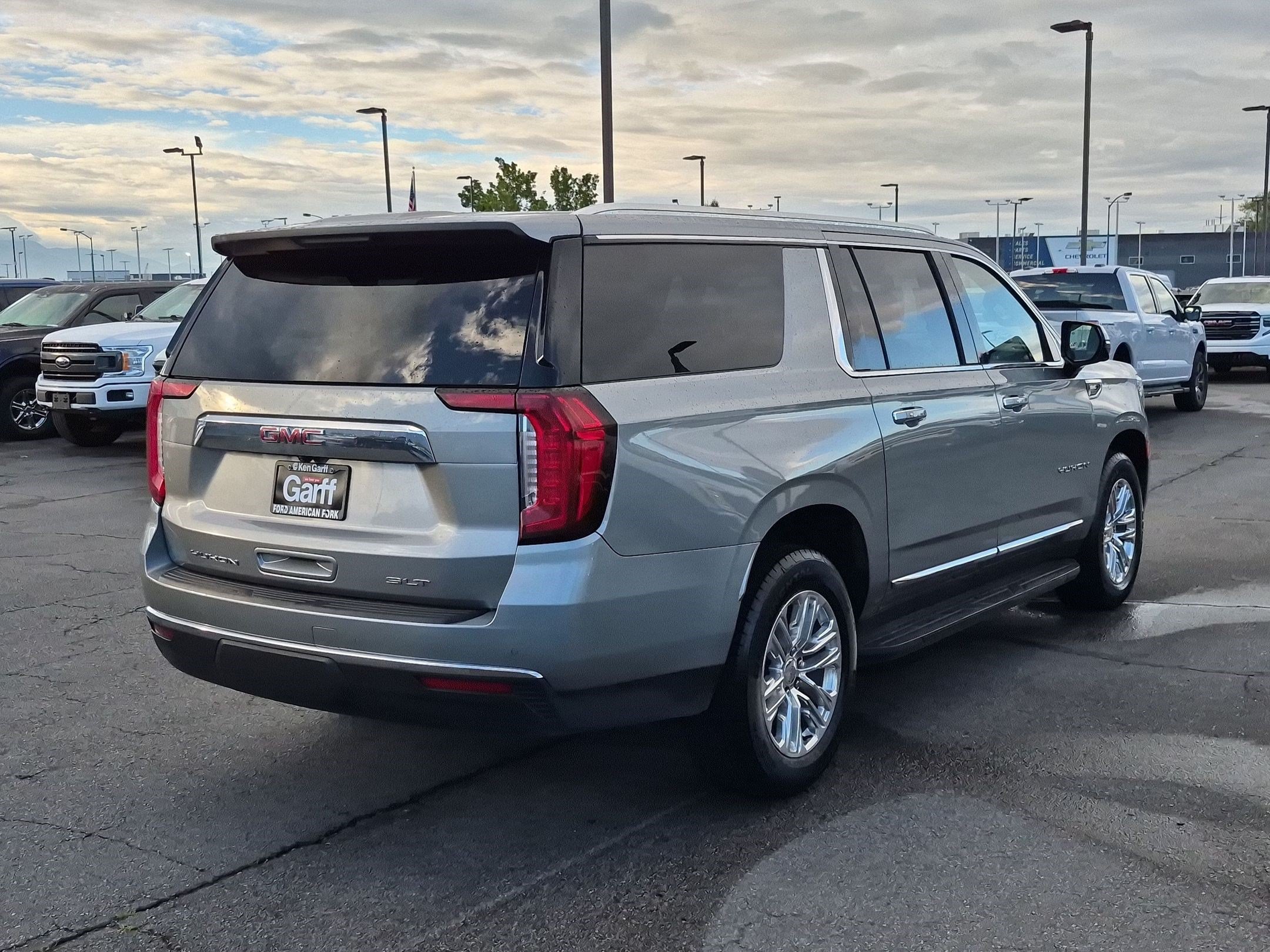 Used 2024 GMC Yukon XL SLT w/ SLT Luxury Package AWD/4WD image 3