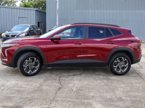 Used 2025 Chevrolet Trax LT FWD image 25