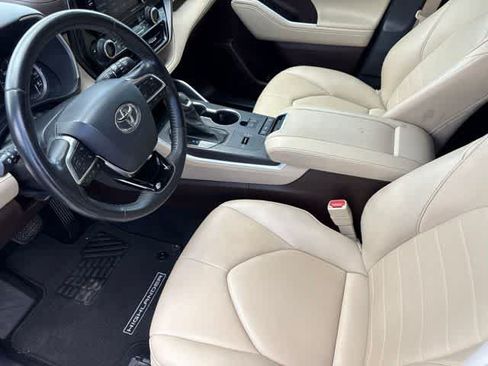 Used 2021 Toyota Highlander XLE FWD image 9