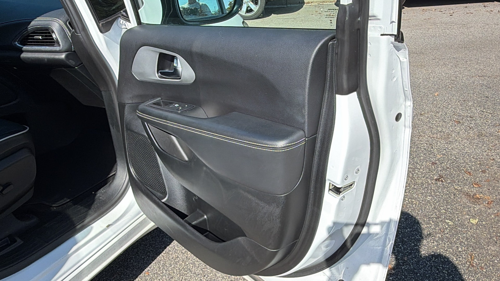 Used 2025 Chrysler Pacifica Limited FWD image 19