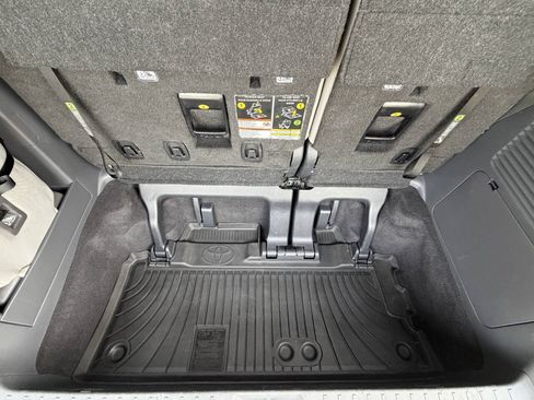 Used 2024 Toyota Sienna LE AWD/4WD image 34
