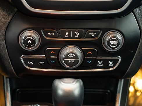 Used 2023 Jeep Cherokee Altitude Lux AWD/4WD image 12