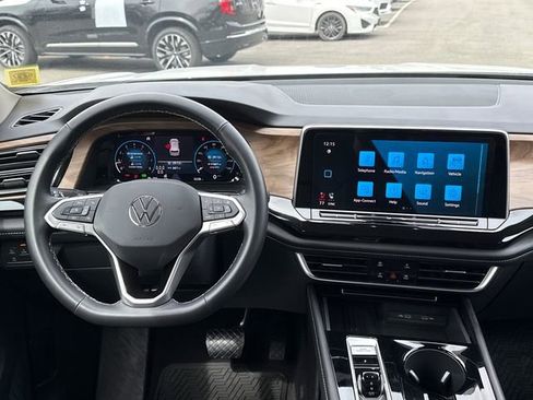 Certified 2025 Volkswagen Atlas SE w/ Black Wheel Package image 25