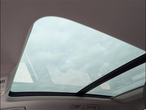 Used 2024 Volkswagen Taos SEL image 13