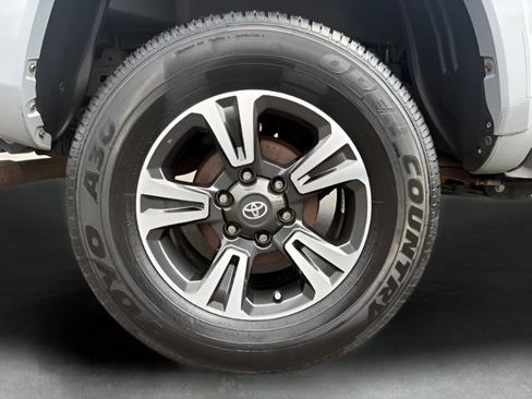 Used 2019 Toyota Tacoma TRD Sport AWD/4WD image 31