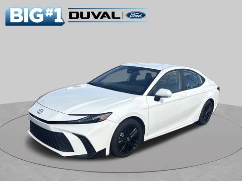 Used 2025 Toyota Camry XSE FWD image 3