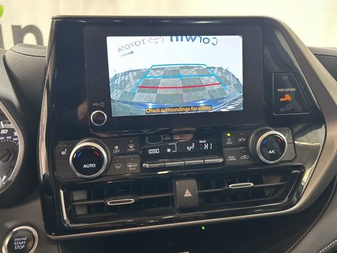 Used 2024 Toyota Highlander AWD image 29