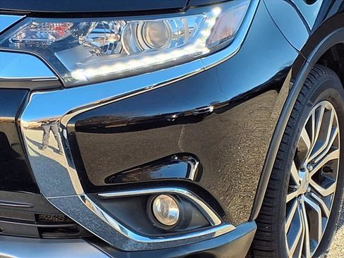 Used 2017 Mitsubishi Outlander SE image 20