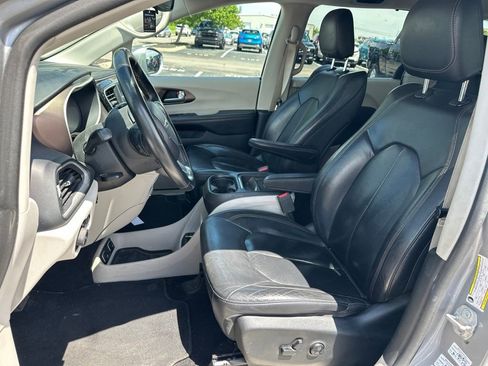 Used 2018 Chrysler Pacifica Touring-L FWD image 17