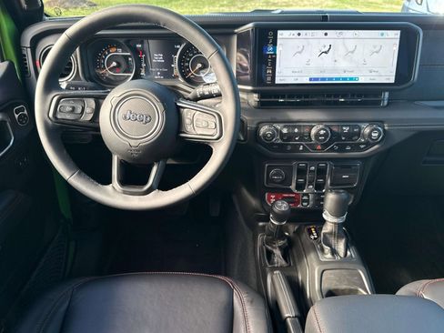 Used 2025 Jeep Wrangler Unlimited Rubicon image 12