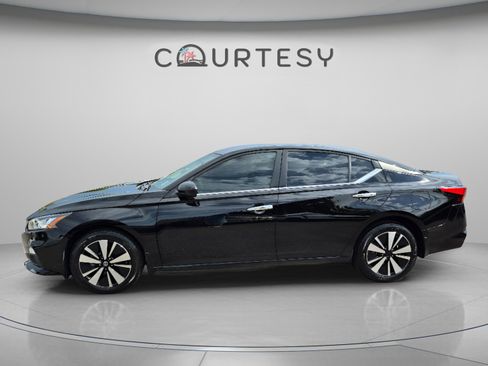 Certified 2022 Nissan Altima 2.5 SV AWD/4WD image 2