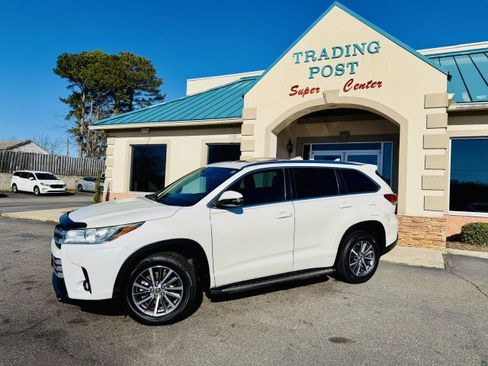 Used 2018 Toyota Highlander XLE image 3