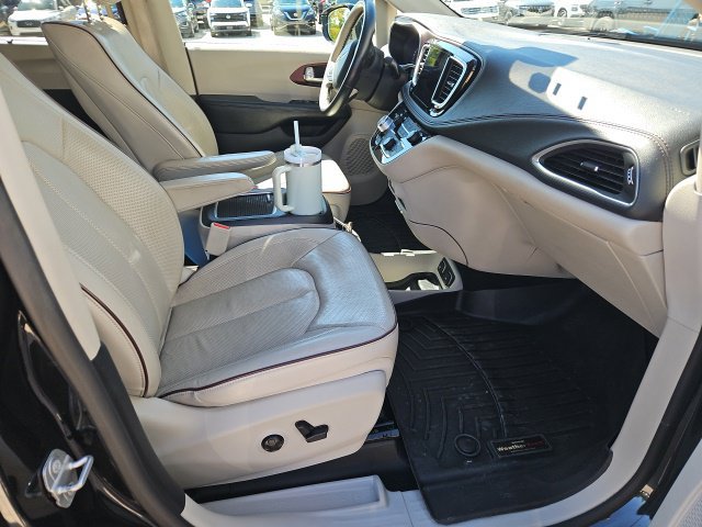 Used 2017 Chrysler Pacifica Limited FWD image 30