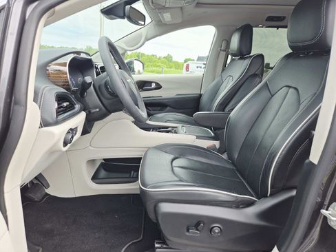 Used 2023 Chrysler Pacifica Limited FWD image 13